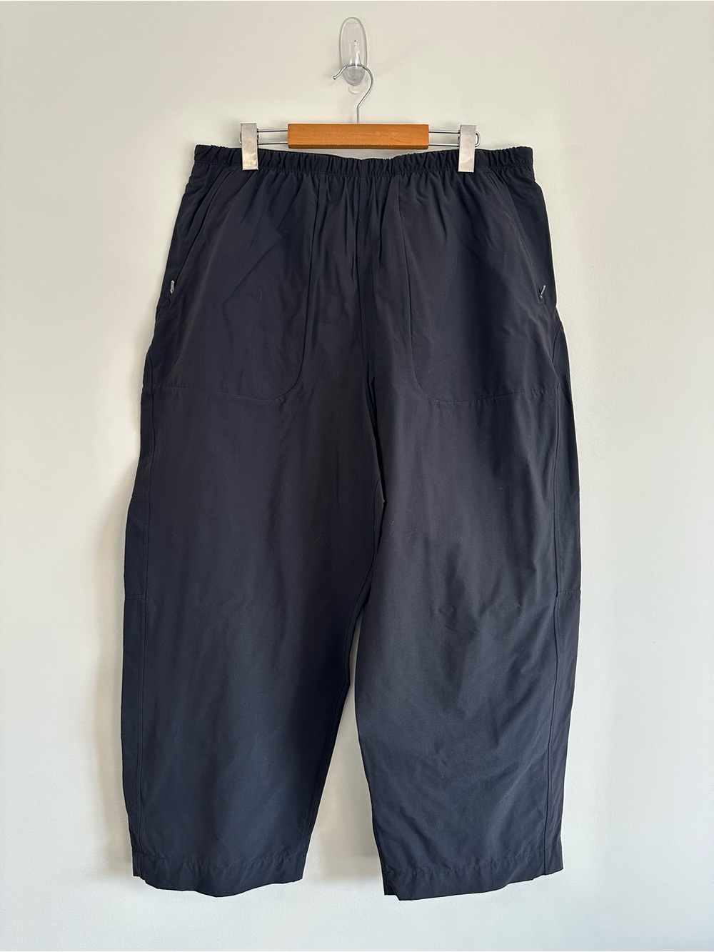 Lululemon Lightweight Mid-Rise Barrel-Leg Cropped Pant Black Size 14 - Picture 3 of 12